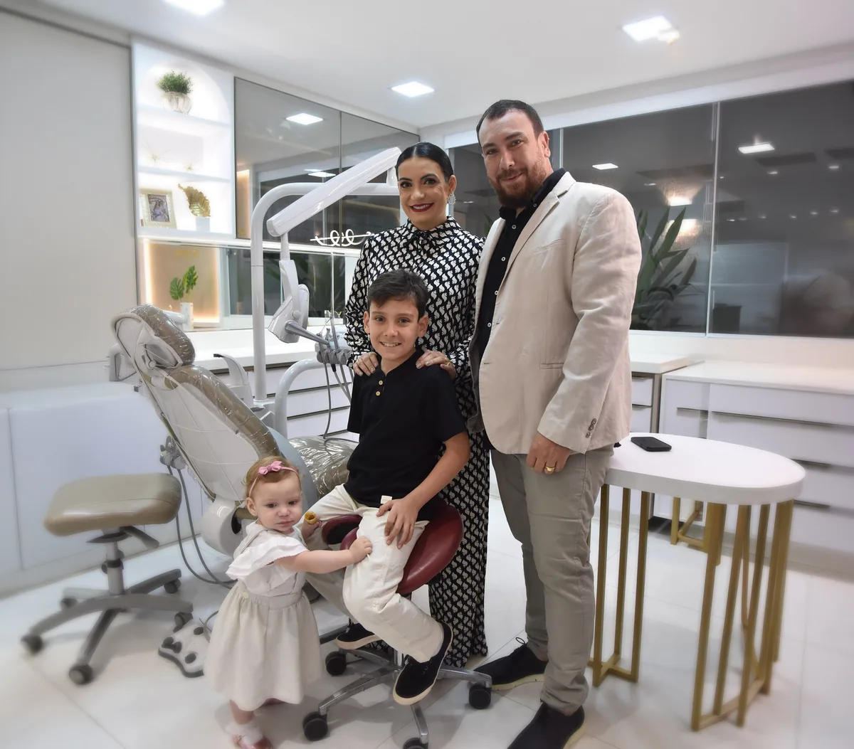 Dr. Marcelo e Dra. Lígia, fundadores da Vitaly Odontologia, com a família